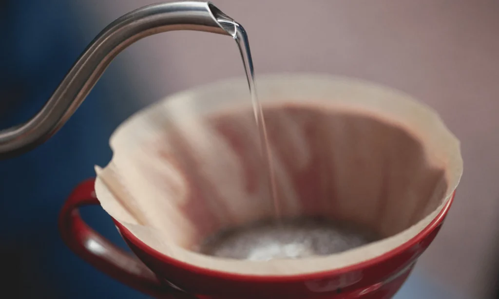 Preparo da V60, um dos métodos preparados pelos baristas aqui na cafeteria!